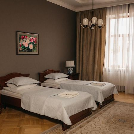 British Club Lviv Hotell Eksteriør bilde
