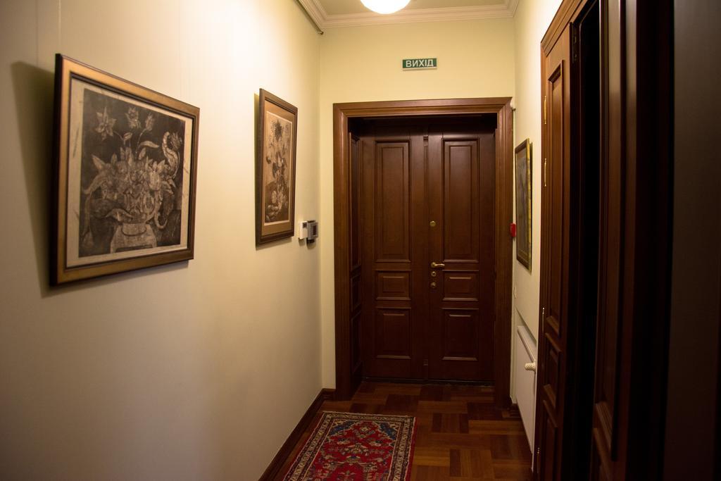 British Club Lviv Hotell Eksteriør bilde