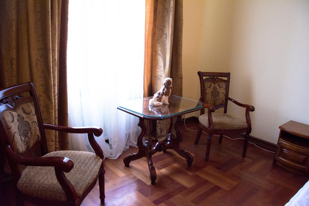 British Club Lviv Hotell Eksteriør bilde
