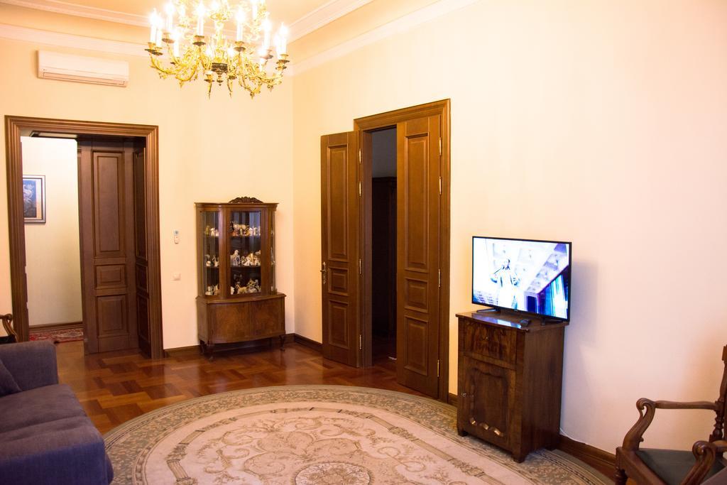 British Club Lviv Hotell Eksteriør bilde