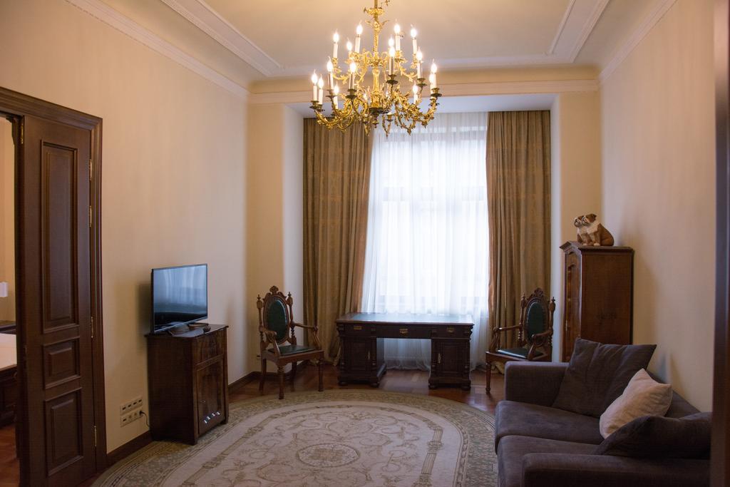 British Club Lviv Hotell Eksteriør bilde