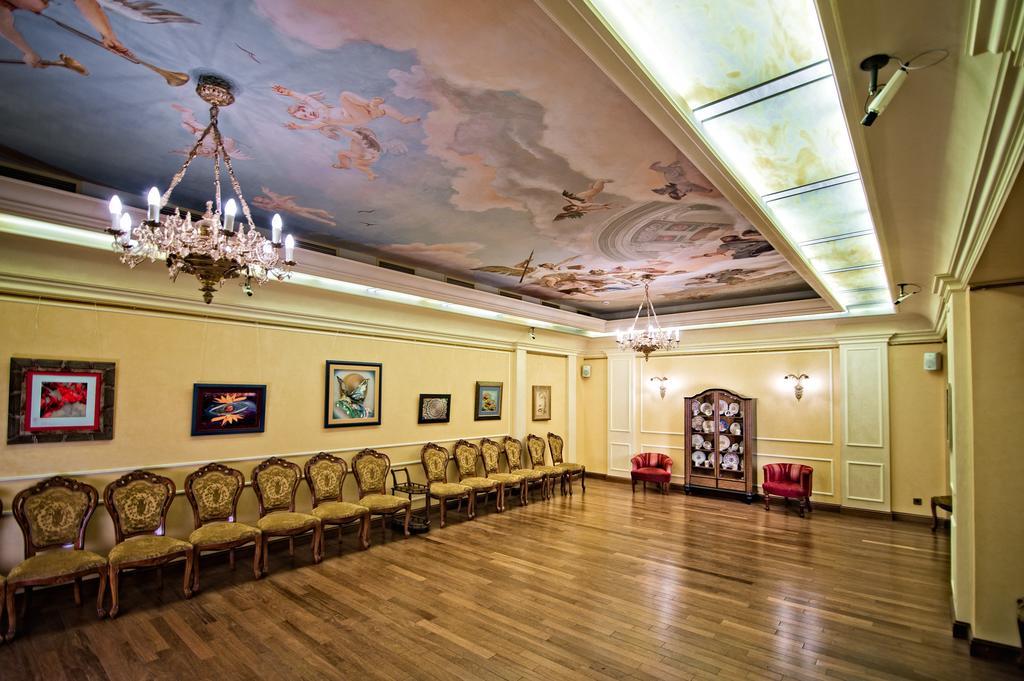 British Club Lviv Hotell Eksteriør bilde