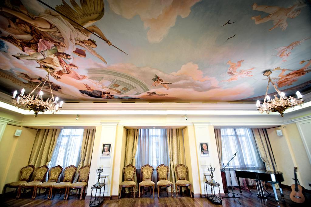 British Club Lviv Hotell Eksteriør bilde