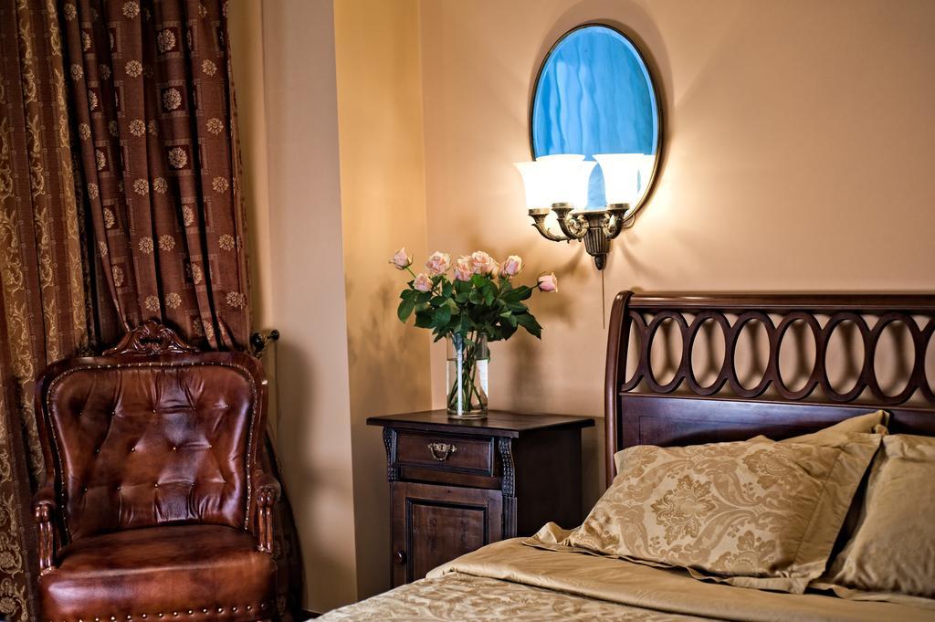 British Club Lviv Hotell Eksteriør bilde