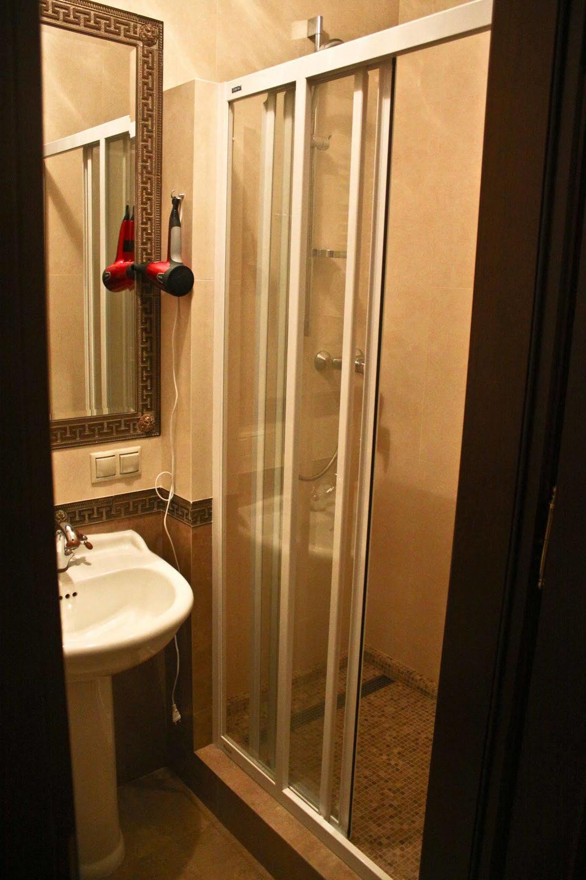 British Club Lviv Hotell Eksteriør bilde