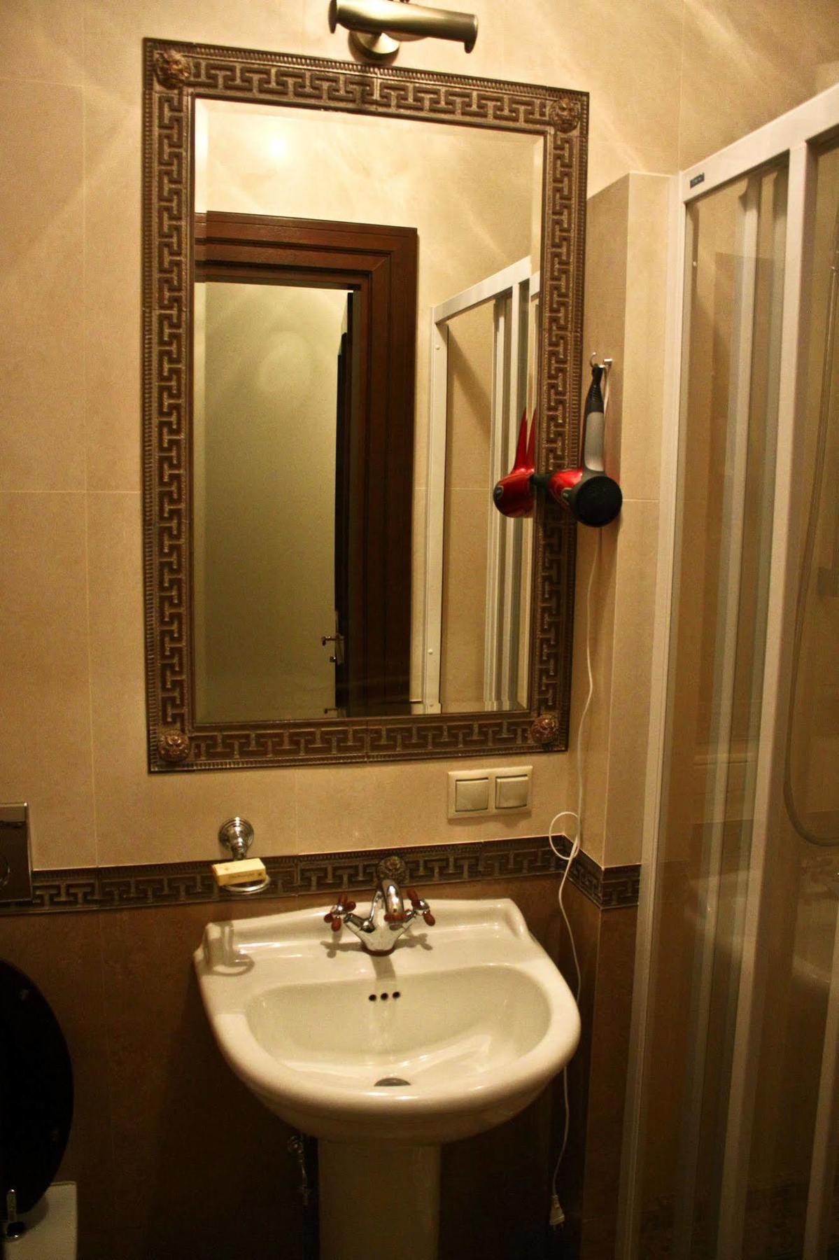 British Club Lviv Hotell Eksteriør bilde