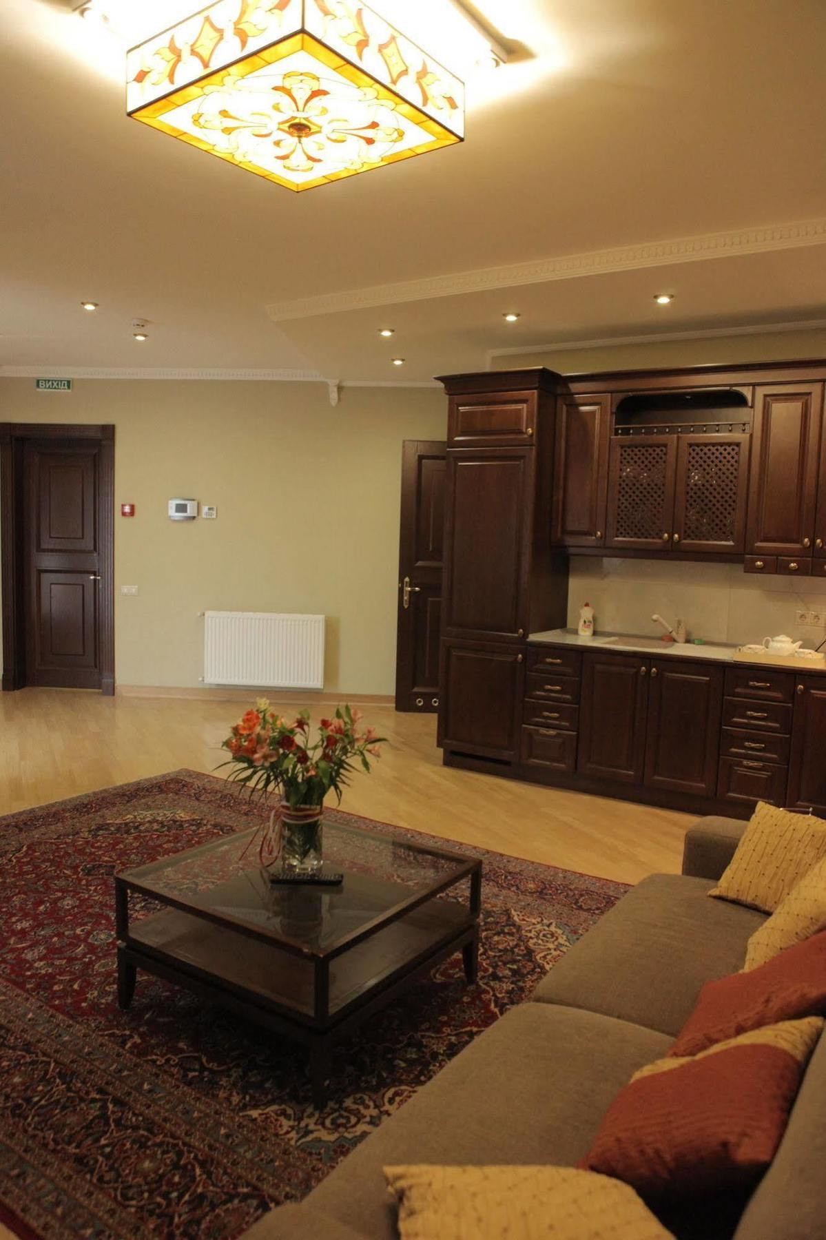 British Club Lviv Hotell Eksteriør bilde