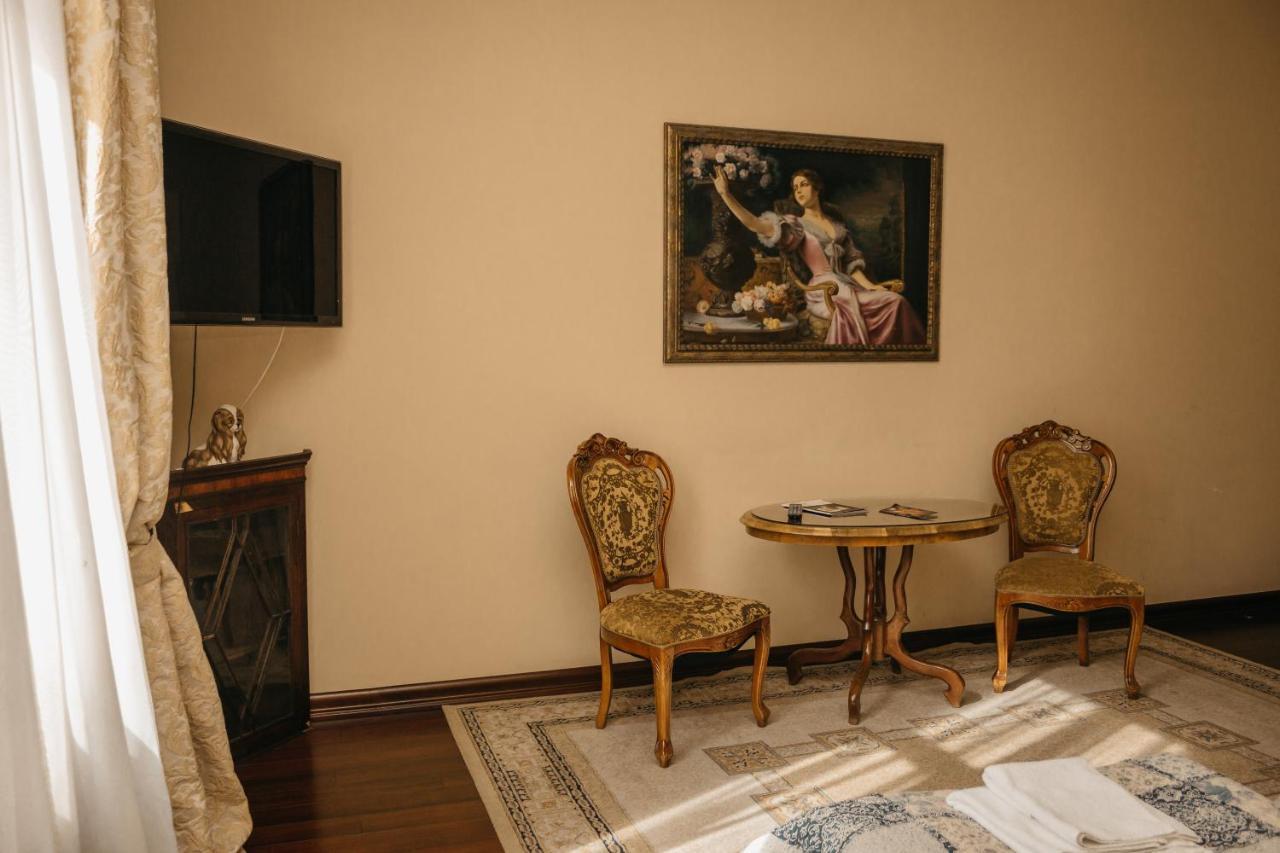 British Club Lviv Hotell Eksteriør bilde