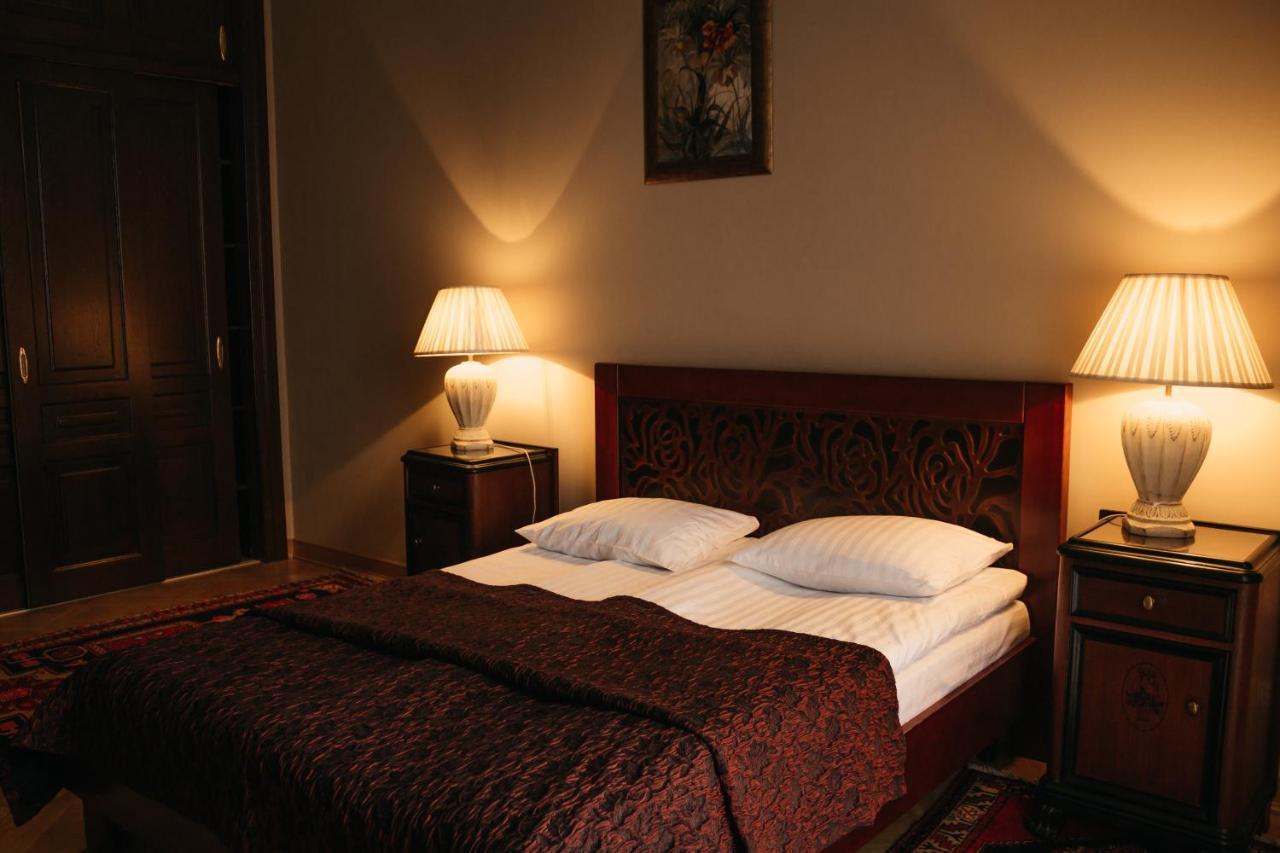 British Club Lviv Hotell Eksteriør bilde