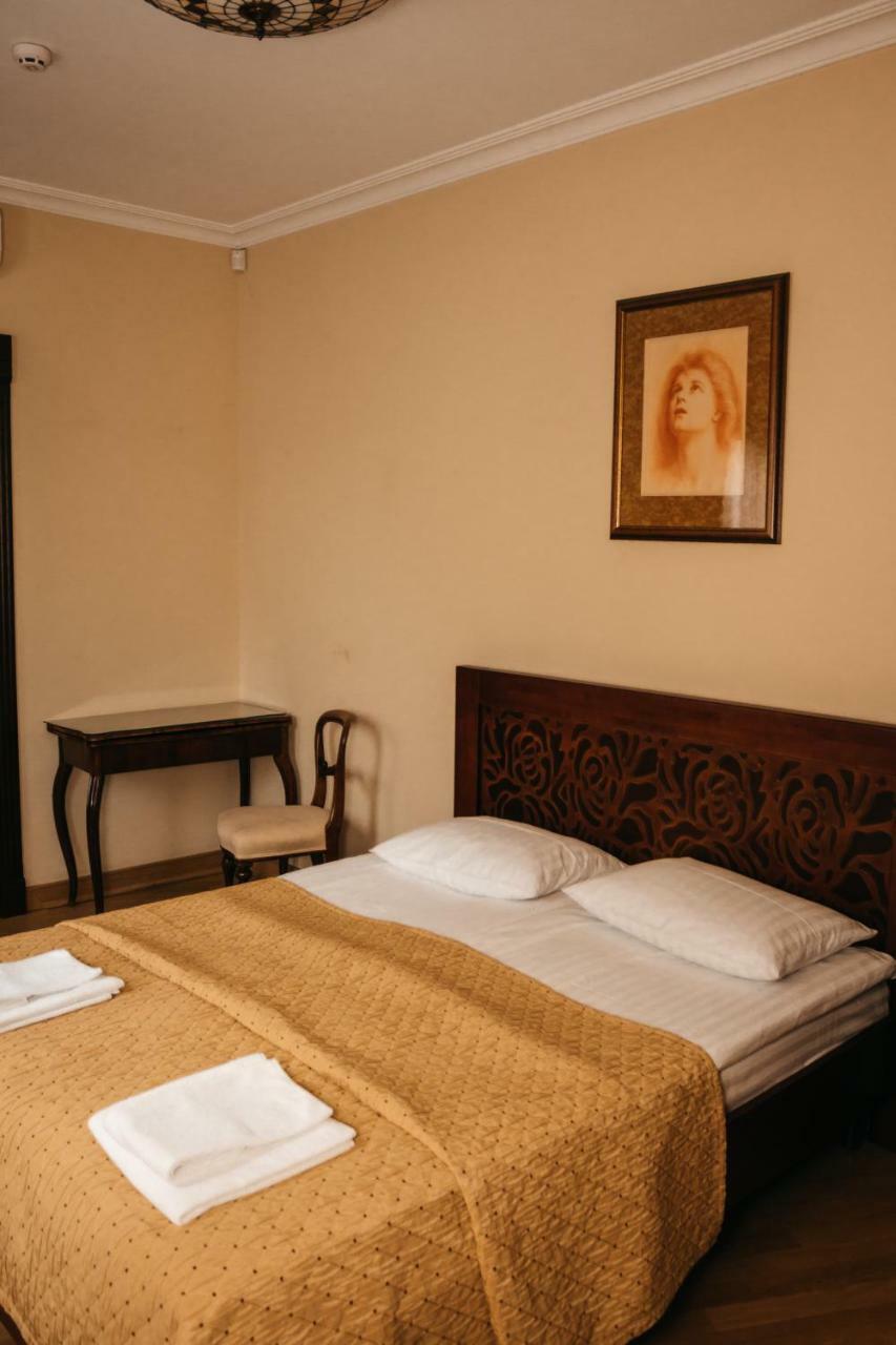 British Club Lviv Hotell Eksteriør bilde