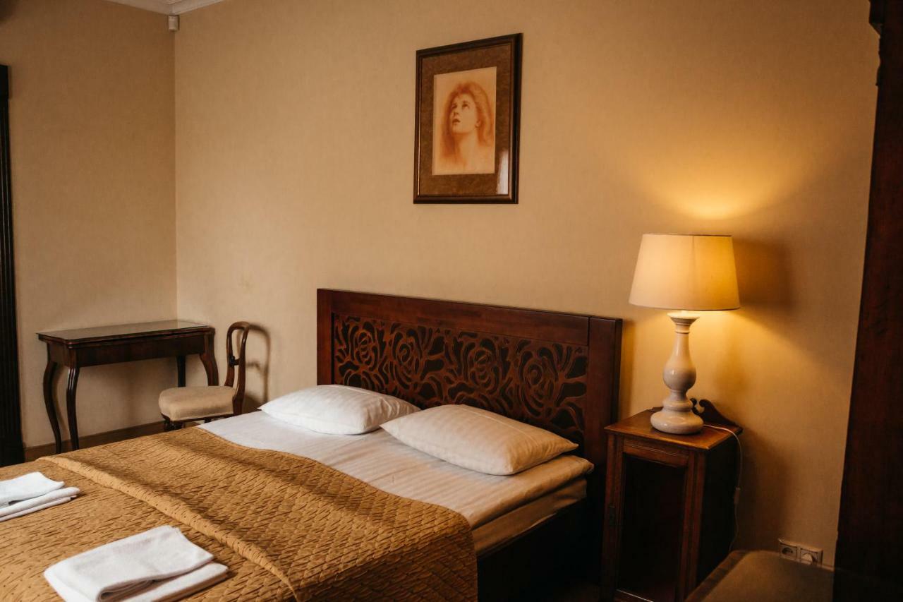 British Club Lviv Hotell Eksteriør bilde