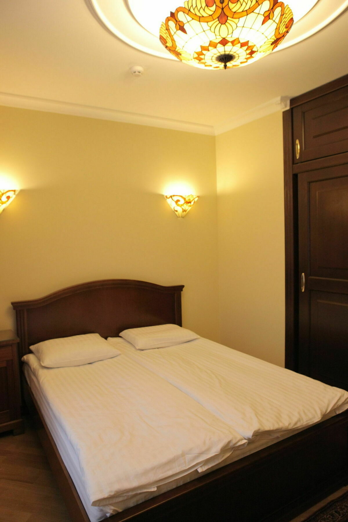 British Club Lviv Hotell Eksteriør bilde